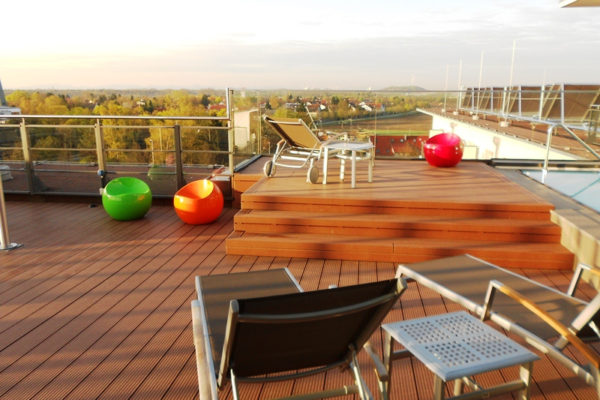 Garching Living Center (GLC): Dachterrasse mit Pool und Liegestühlen